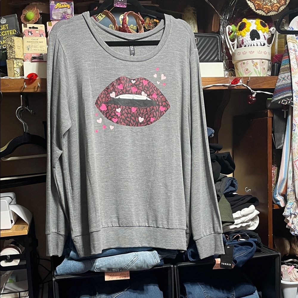 #0 010 size 1 & 2 torrid sleep Long-Sleeve Graphic Sweatshirt w/Pink Lip Print